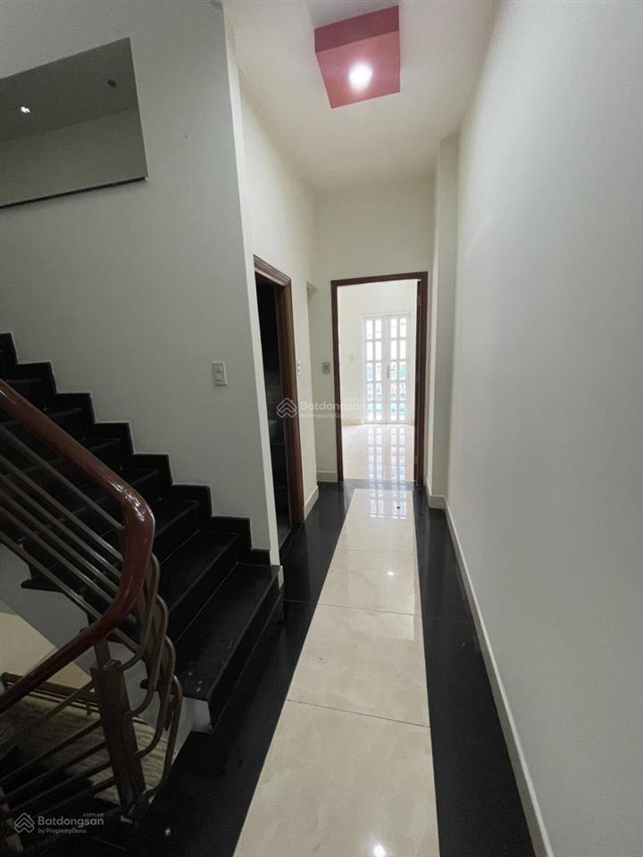 Cho thuê nhà 2 mặt tiền cmt8 khu chợ hòa hưng, quận 10, dt4x22m, trệt 4 lầu, lề rộng phù hợp kd