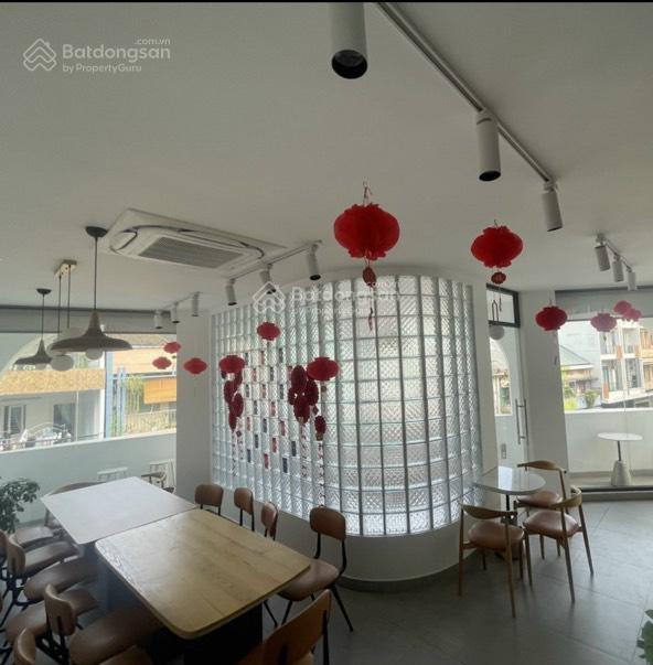 Cho thuê nhà góc 2mt ngang 14m gần chợ thiếc, phó cơ điều, quận 11. 5 tầng, thang máy