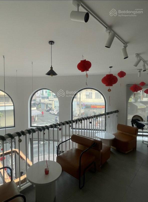 Cho thuê nhà góc 2mt ngang 14m gần chợ thiếc, phó cơ điều, quận 11. 5 tầng, thang máy