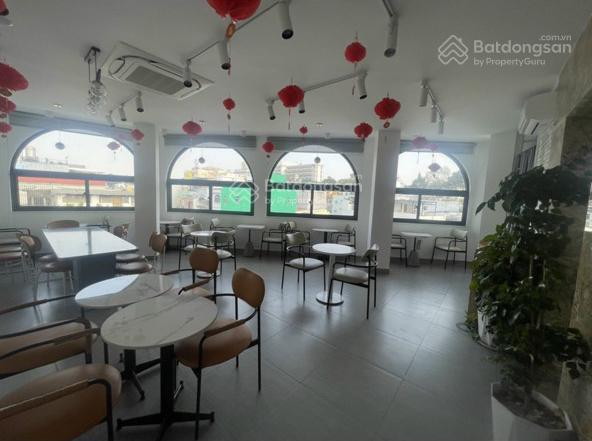 Cho thuê nhà góc 2mt ngang 14m gần chợ thiếc, phó cơ điều, quận 11. 5 tầng, thang máy