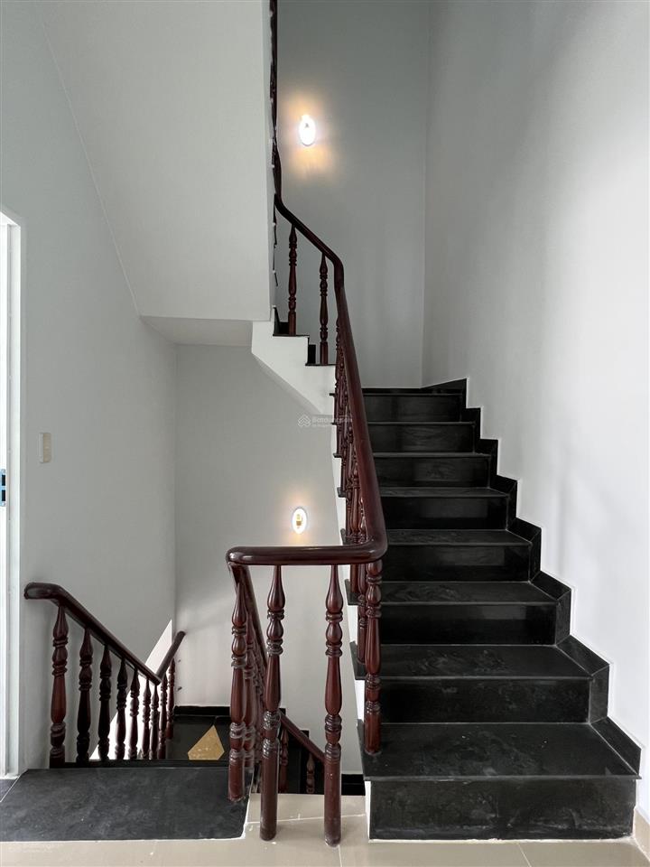 Bán nhà góc 2 mặt tiền lý đạo thành, quận 8, dt 9x9m, nhà 3 tầng, sân thượng view sông