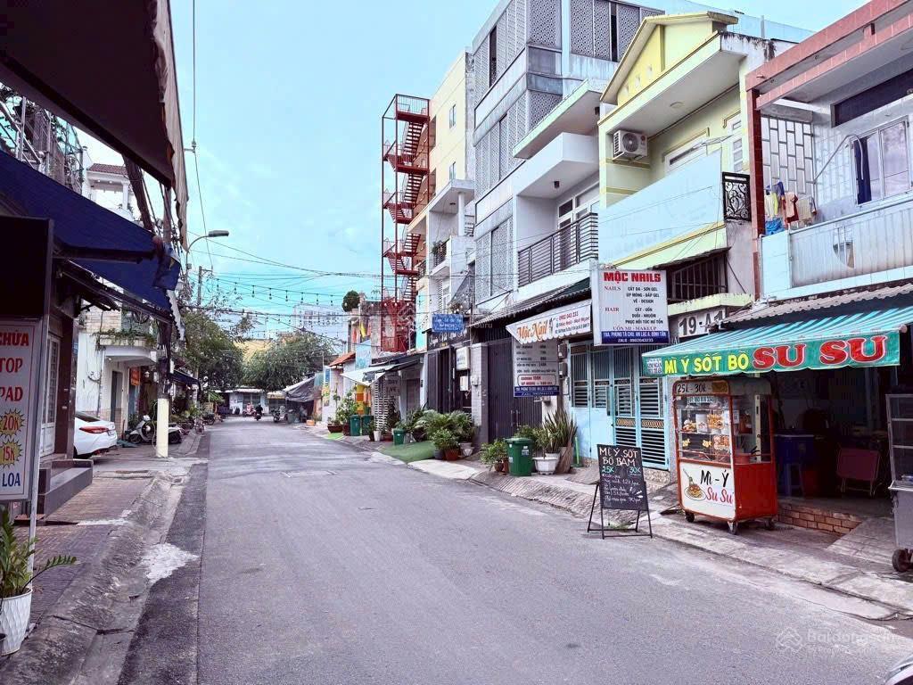 Bán nhà góc 2mt số 25 phùng tá chu, ngay trường học an lạc, bình tân. dt 73m2. giá 8.2 tỷ