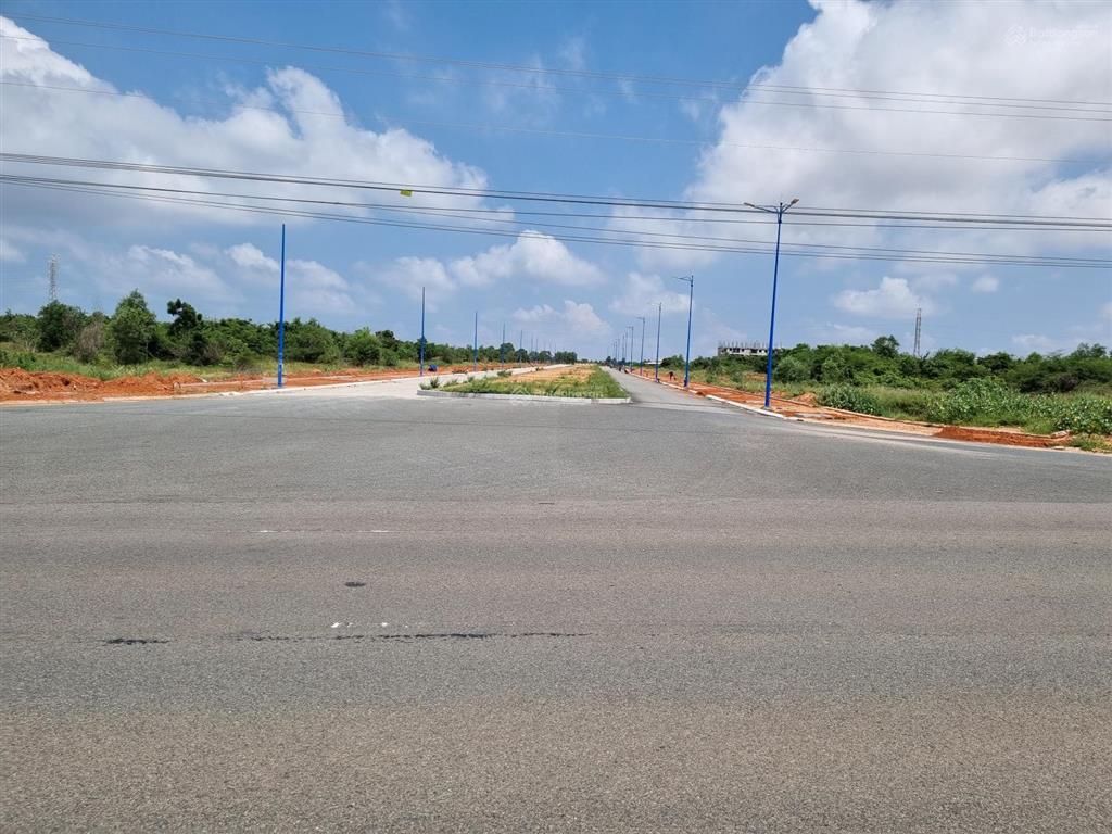 Bán đất lô 2 đường 715 gần sân bay phan thiết, thế đất cao ráo view đẹp trọn núi tà zôn 0834 961 ***