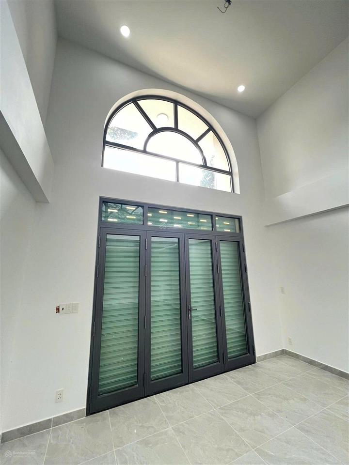 Tòa nhà 6 tầng thang máy đường lê văn sỹ. dt 5*20m. full nội thất cao cấp. giá bán 26.5 tỷ