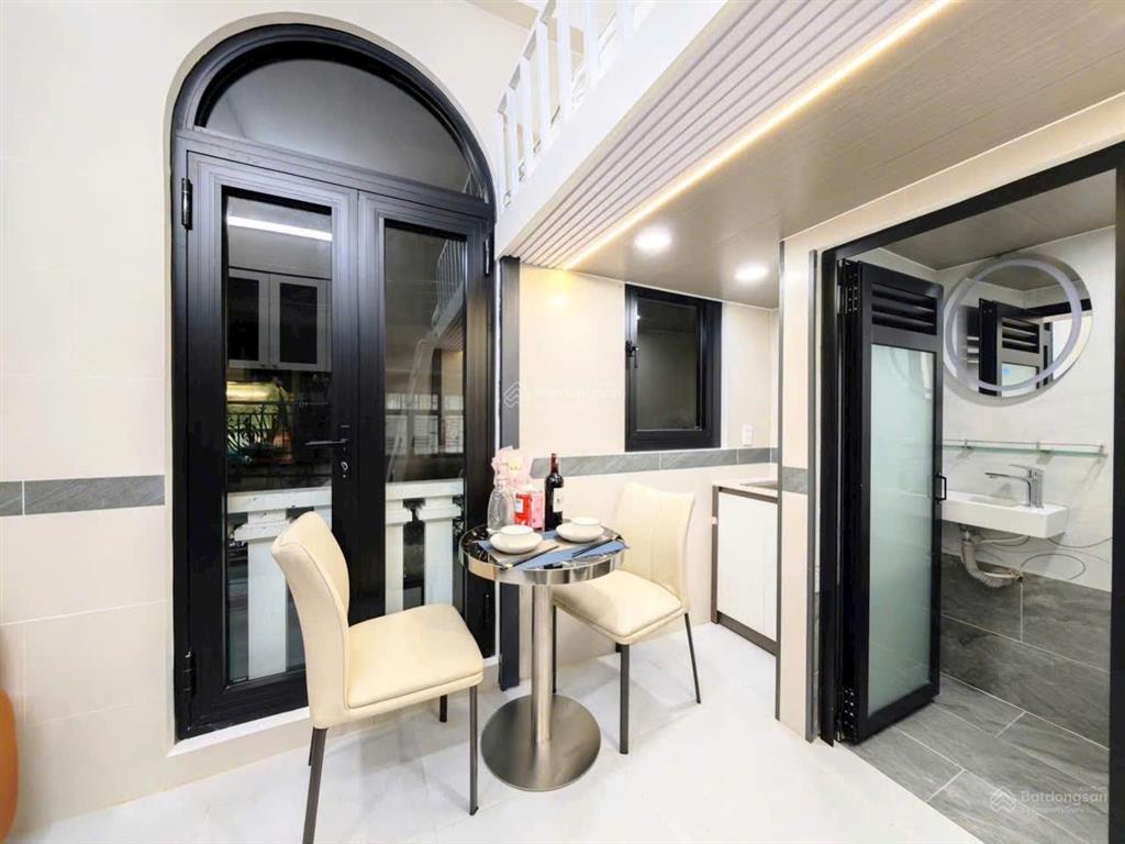 Tòa chdv hầm 6 tầng ngay cv hoàng văn thụ. dt 8*24m. hđt nét 110tr. giá 28.5 tỷ