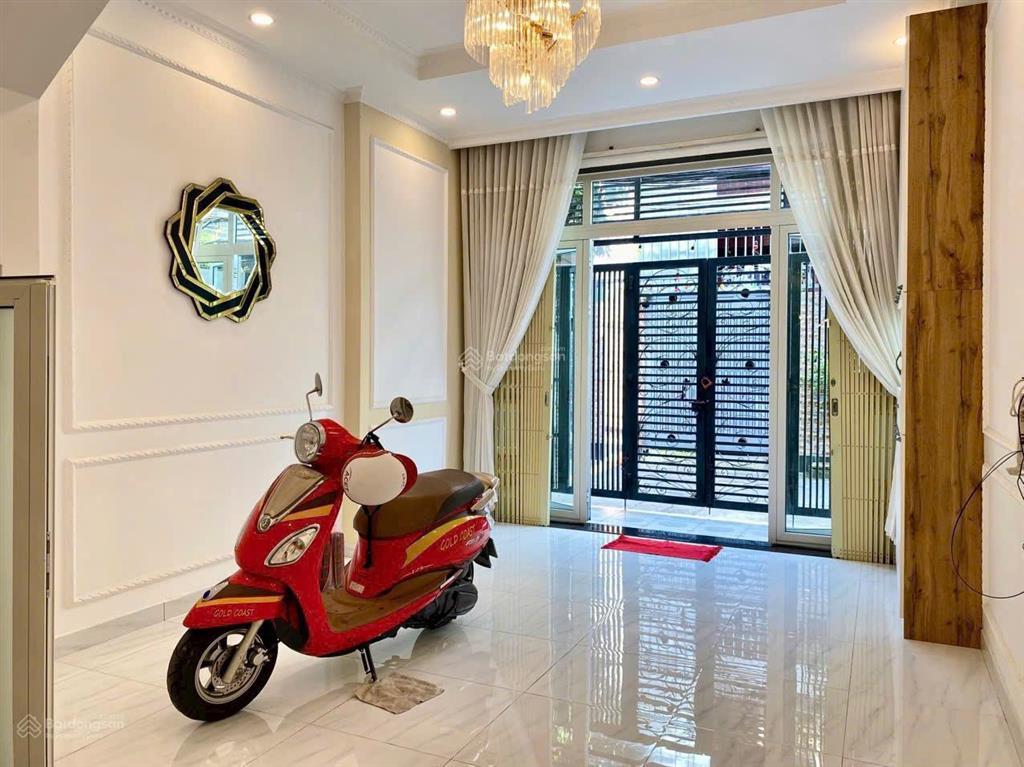Nhỉnh 13 tỷ sở hữu nhà mới 4 tầng hẻm 8m đường cmt8. dt 4.6*16m. nội thất cao cấp