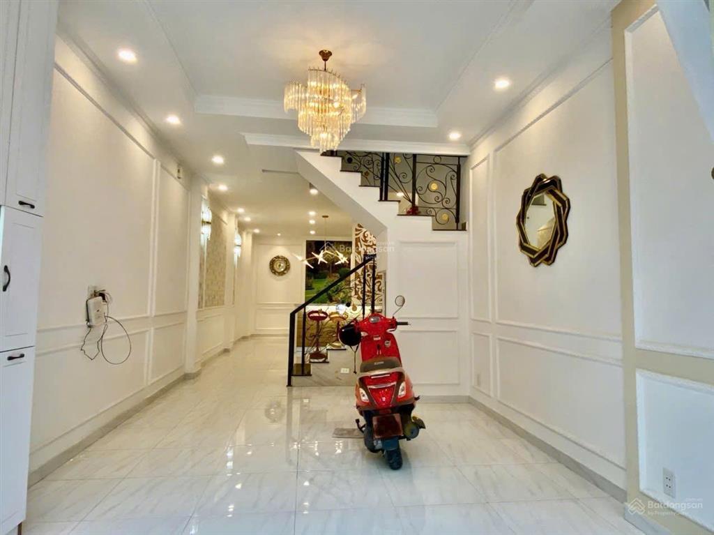 Nhỉnh 13 tỷ sở hữu nhà mới 4 tầng hẻm 8m đường cmt8. dt 4.6*16m. nội thất cao cấp