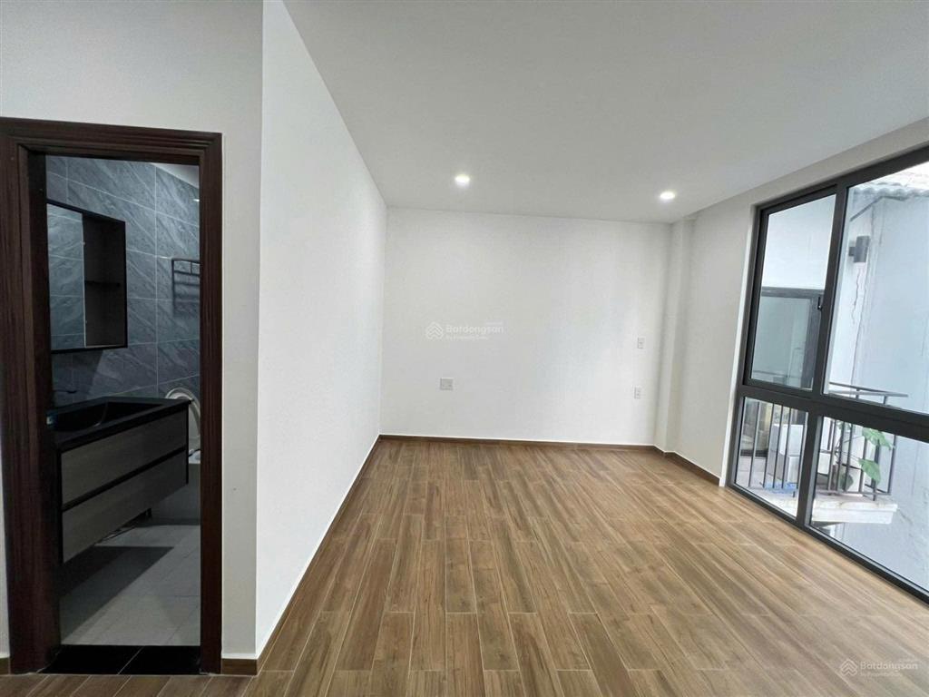 Tòa nhà mới 100%  6 tầng  thang máy 2 mặt tiền đường ngay lê văn sỹ. dt 5m * 15m. giá 31 tỷ tl