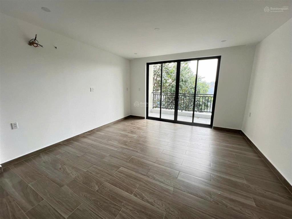 Tòa nhà mới 100%  6 tầng  thang máy 2 mặt tiền đường ngay lê văn sỹ. dt 5m * 15m. giá 31 tỷ tl