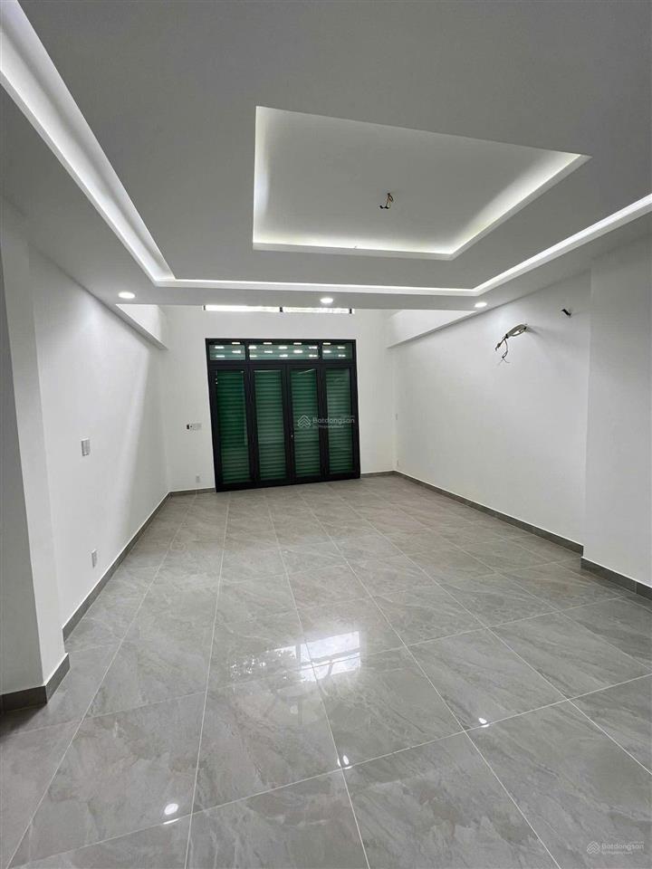 Tòa nhà mới 100%  6 tầng  thang máy 2 mặt tiền đường ngay lê văn sỹ. dt 5m * 15m. giá 31 tỷ tl