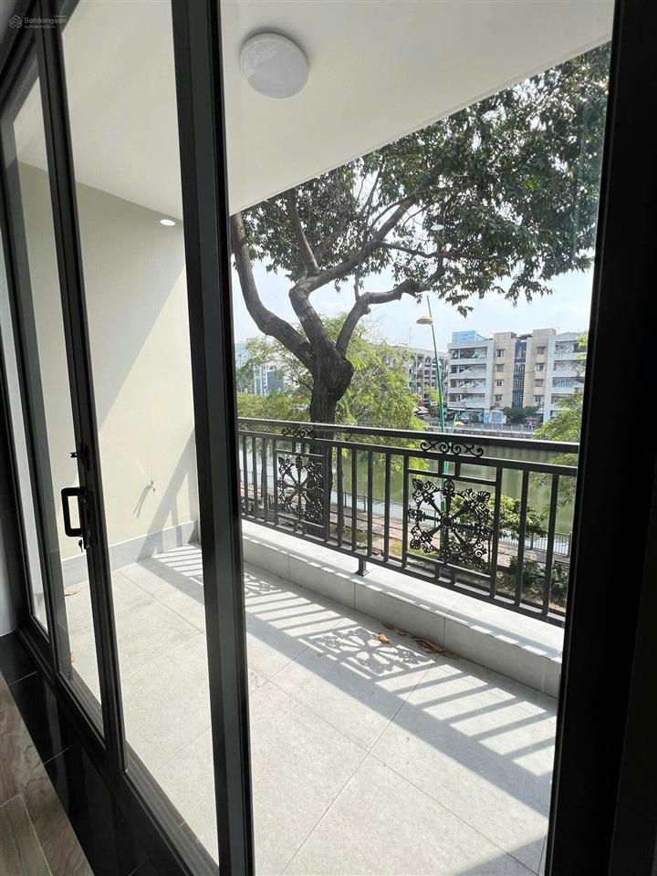Tòa nhà mới 100%  6 tầng  thang máy 2 mặt tiền đường ngay lê văn sỹ. dt 5m * 15m. giá 31 tỷ tl