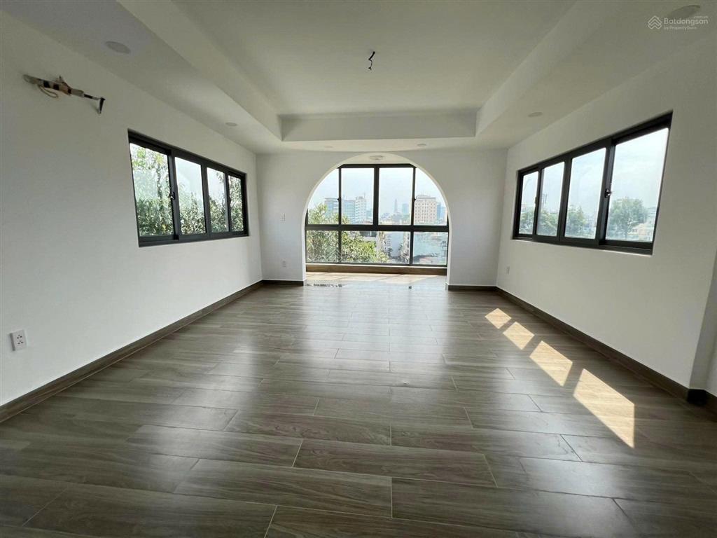 Tòa nhà mới 100%  6 tầng  thang máy 2 mặt tiền đường ngay lê văn sỹ. dt 5m * 15m. giá 31 tỷ tl