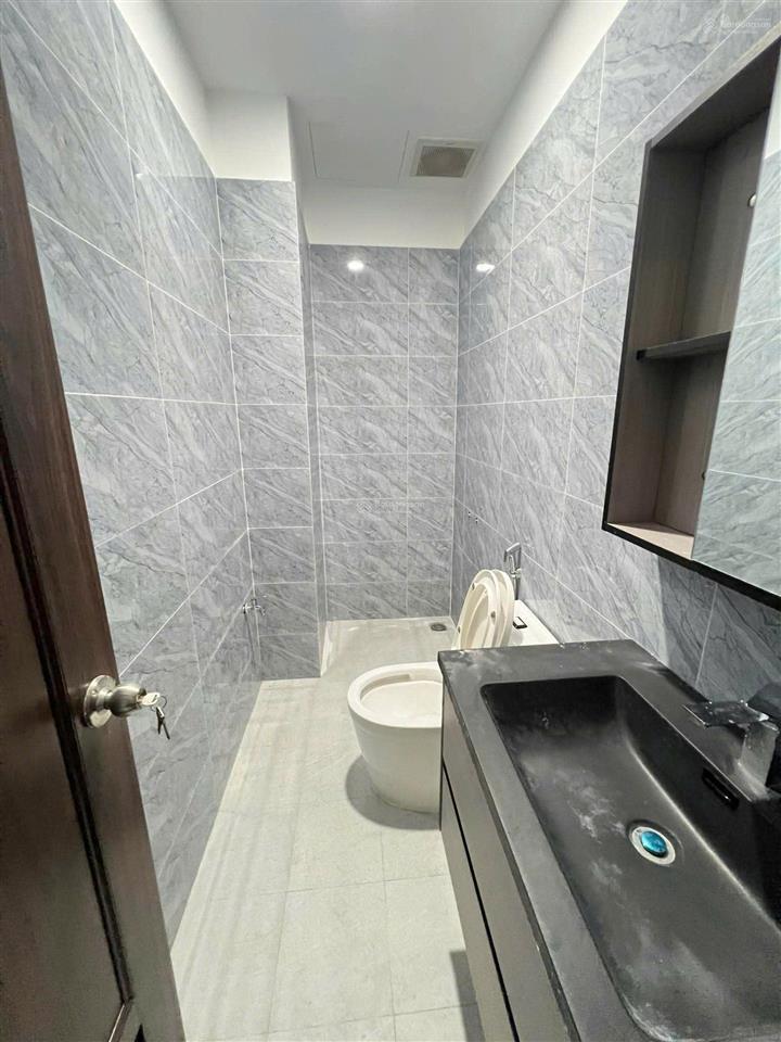 Tòa nhà mới 100%  6 tầng  thang máy 2 mặt tiền đường ngay lê văn sỹ. dt 5m * 15m. giá 31 tỷ tl