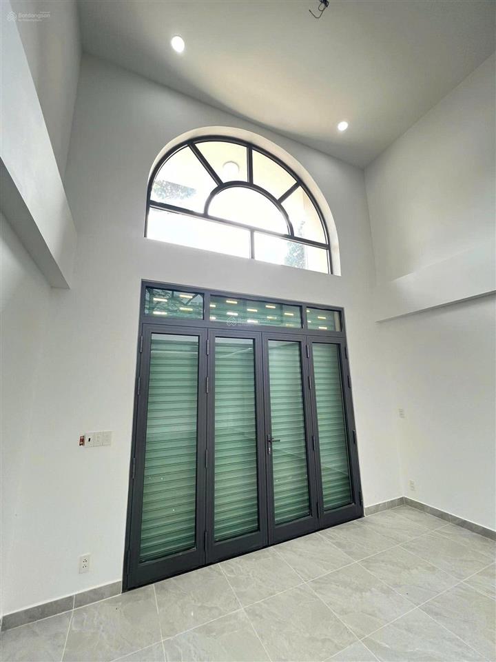 Tòa nhà mới 100%  6 tầng  thang máy 2 mặt tiền đường ngay lê văn sỹ. dt 5m * 15m. giá 31 tỷ tl