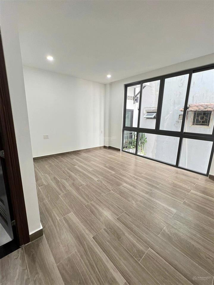 Tòa nhà mới 100%  6 tầng  thang máy 2 mặt tiền đường ngay lê văn sỹ. dt 5m * 15m. giá 31 tỷ tl