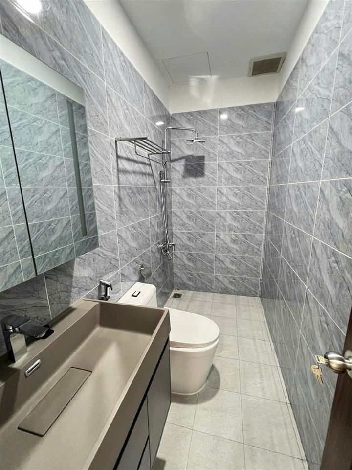Tòa nhà mới 100%  6 tầng  thang máy 2 mặt tiền đường ngay lê văn sỹ. dt 5m * 15m. giá 31 tỷ tl