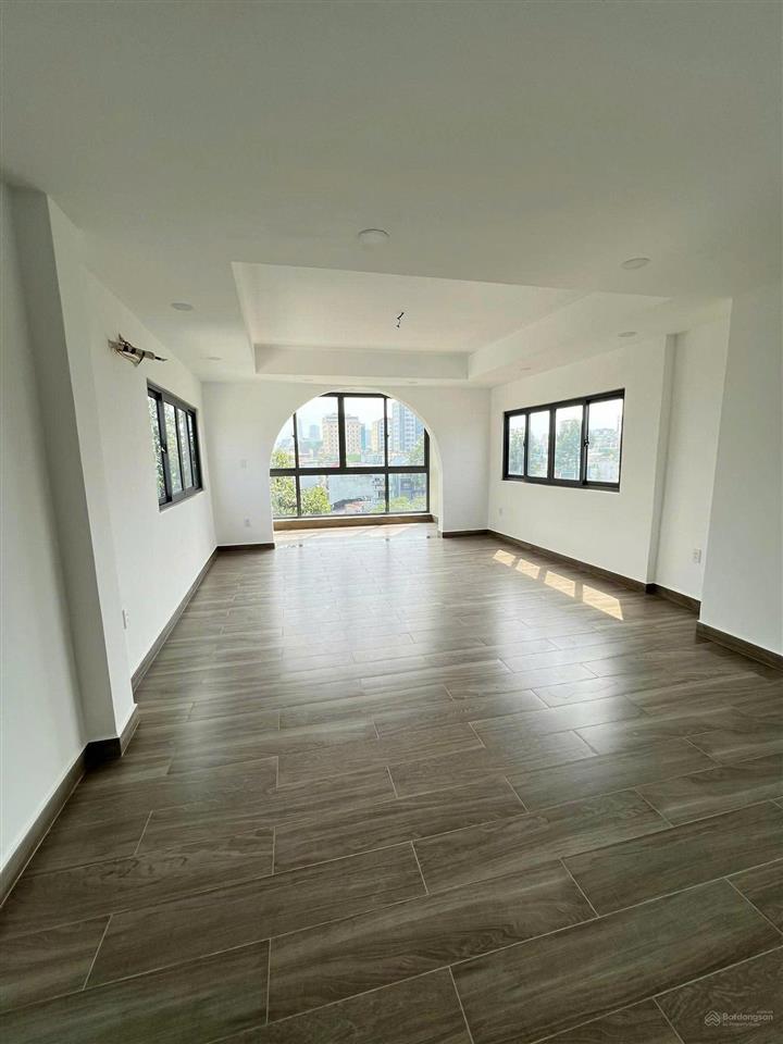 Tòa nhà mới 100%  6 tầng  thang máy 2 mặt tiền đường ngay lê văn sỹ. dt 5m * 15m. giá 31 tỷ tl