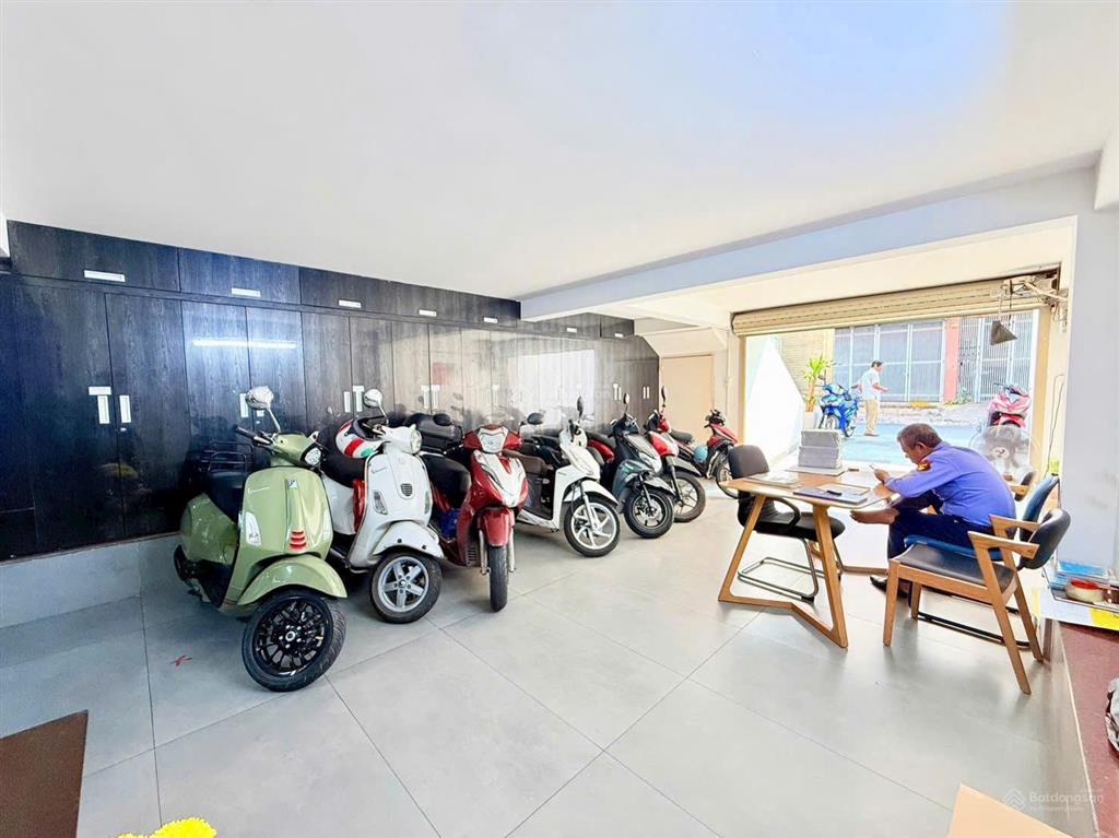 Building mini đường sư vạn hạnh  1 hầm + 5 tầng  thang máy. giá bán 35,9 tỷ thương lượng
