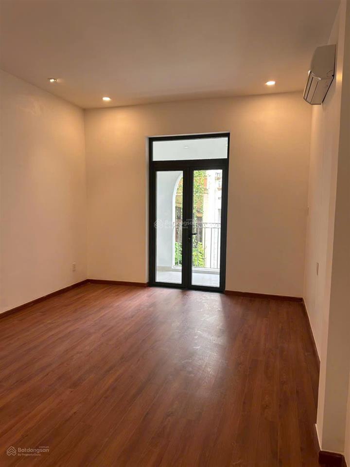 Hot!!!!!! hạ giá bán nhanh từ 17,5 tỷ chỉ còn 15,2 tỷ. hẻm oto 8m đường cmt8. dt 4m*18m  5 tầng