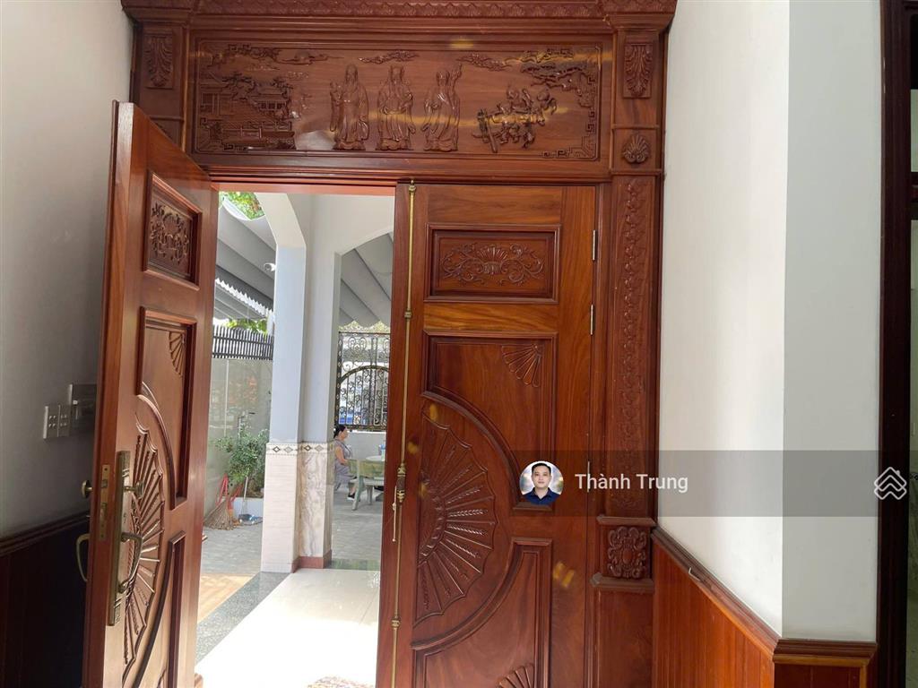 Chủ gấp bán căn biệt thự 200m2 tại khu khang điền. nhà 1 trệt 2 lầu, sân đỗ ô tô rộng rãi.