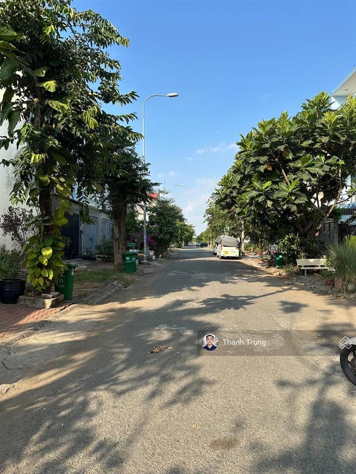 Bán căn nhà phố giá tốt tại kdc nam long. nhà 1 trệt 3 lầu giá chỉ 10 tỷ. đối diện công viên