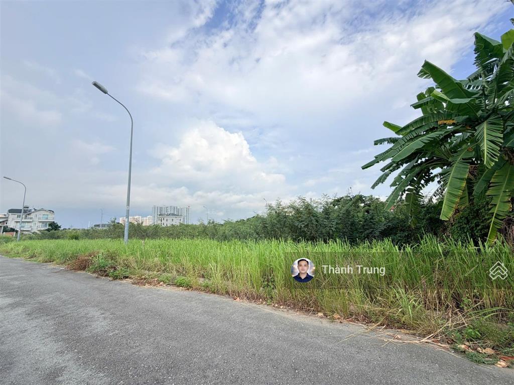 Bán gấp nền biệt thự 300m2 giá chỉ 76tr/m2. vị trí đẹp gần the global city, đỗ xuân hợp.