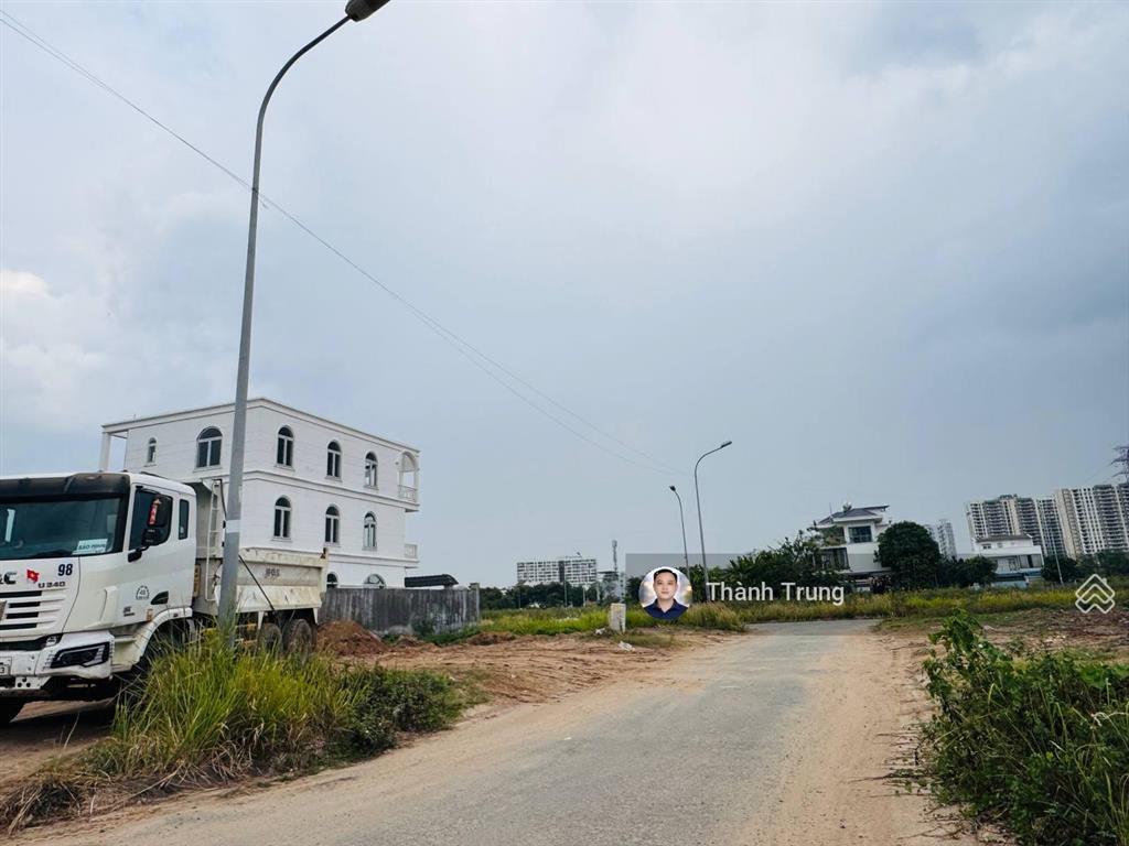 Bán gấp lô góc đẹp tại khu phú nhuận. vị trí đẹp, gần the global city giá 90tr/m2. sổ hồng riêng