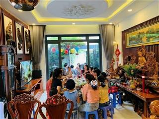 Bán căn nhà góc 2 mặt tiền hẻm xe hơi  nhà đẹp như hình  giá chỉ 6,4 tỷ. gần chợ, gần trường học.