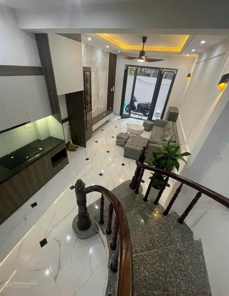Bán nhà ngõ 206 cổ linh đối diện aeon mall 38m2 5 tầng có sân cổng riêng giá 6,5 tỷ