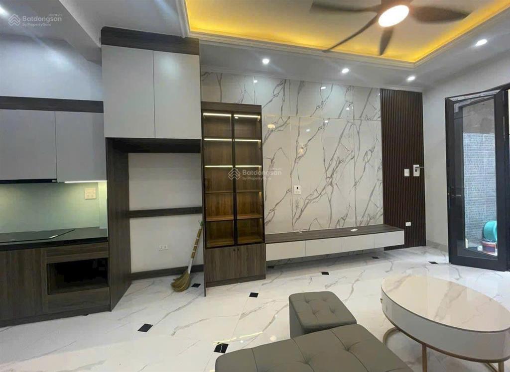 Bán nhà ngõ 206 cổ linh đối diện aeon mall 38m2 5 tầng có sân cổng riêng giá 6,5 tỷ