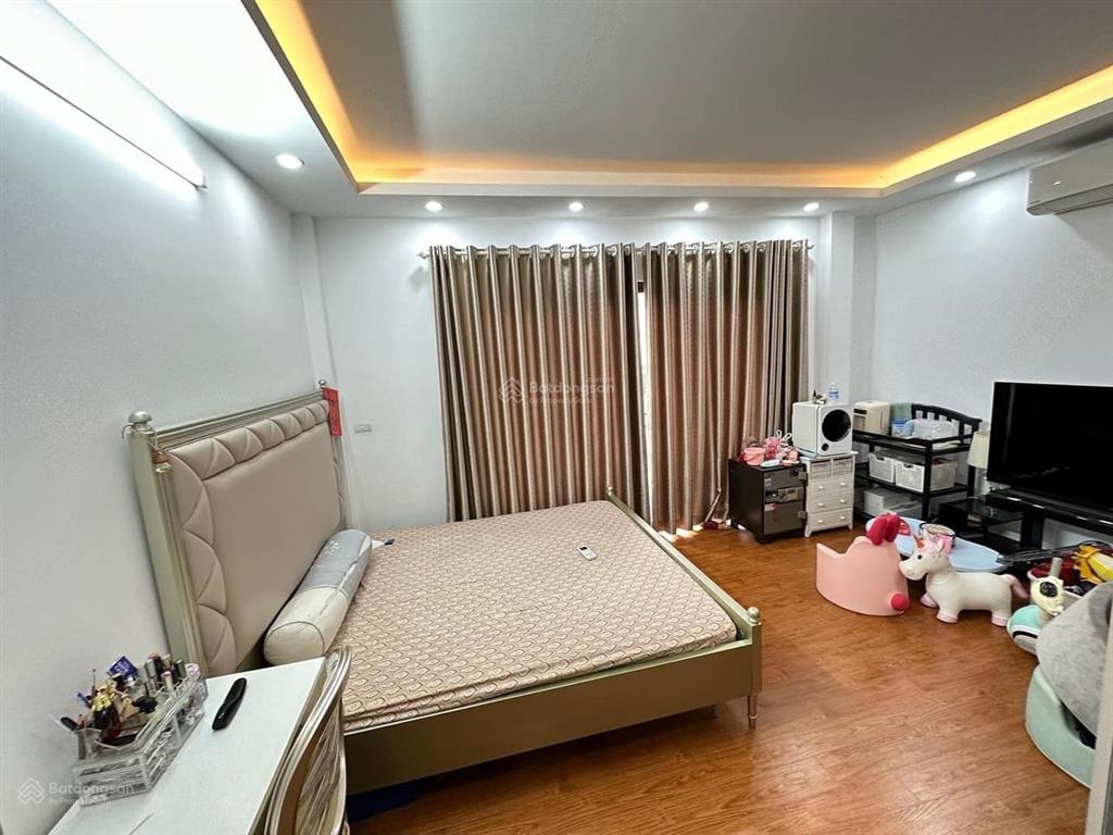 Bán nhà thạch bàn 35m5 tầng ngõ to ô tô đỗ cửa giá 6,8 tỷ (có thương lượng)