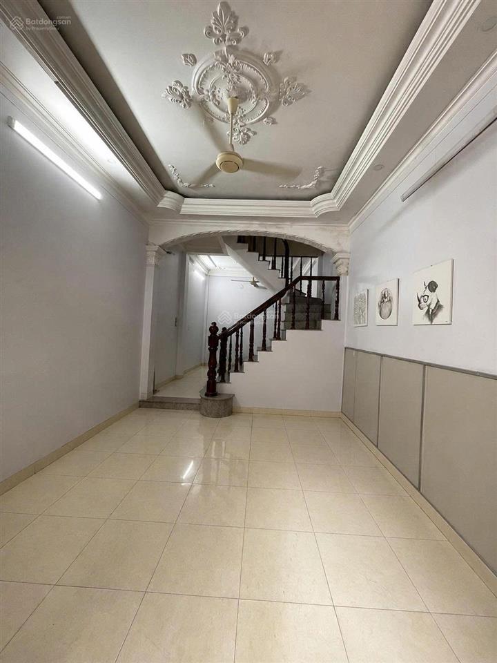 Tt cầu giấy  nhà dân xây 2 mặt ngõ trước sau  ô tô đỗ cửa dt 40m x 4t, mt 4m  thoáng  tiện ích