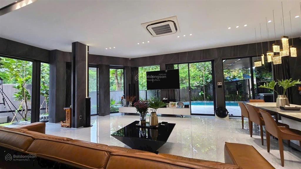 Cần bán nhanh căn biệt thự cao cấp khu hưng thái phú mỹ hưng 400m2 giá 98 tỷ có hồ bơi sân vườn