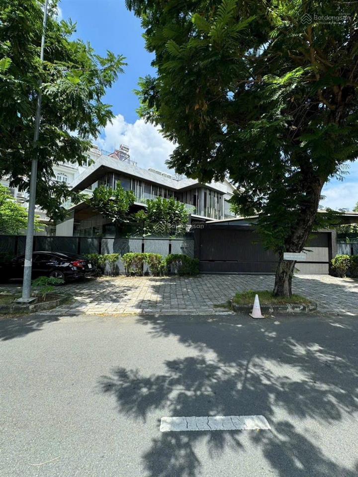 Cần bán nhanh căn biệt thự cao cấp khu hưng thái phú mỹ hưng 400m2 giá 98 tỷ có hồ bơi sân vườn