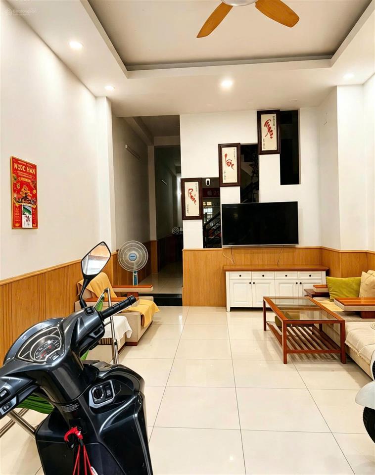 Ngộp  nhà hẻm 4m lâm văn bền q7 3 tầng 4 pn giá 9 tỷ