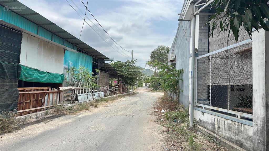 Bán đất làm nhà vườn sát đường nguyễn tất thành tt long hải brvt  gần biển 0932 698 ***