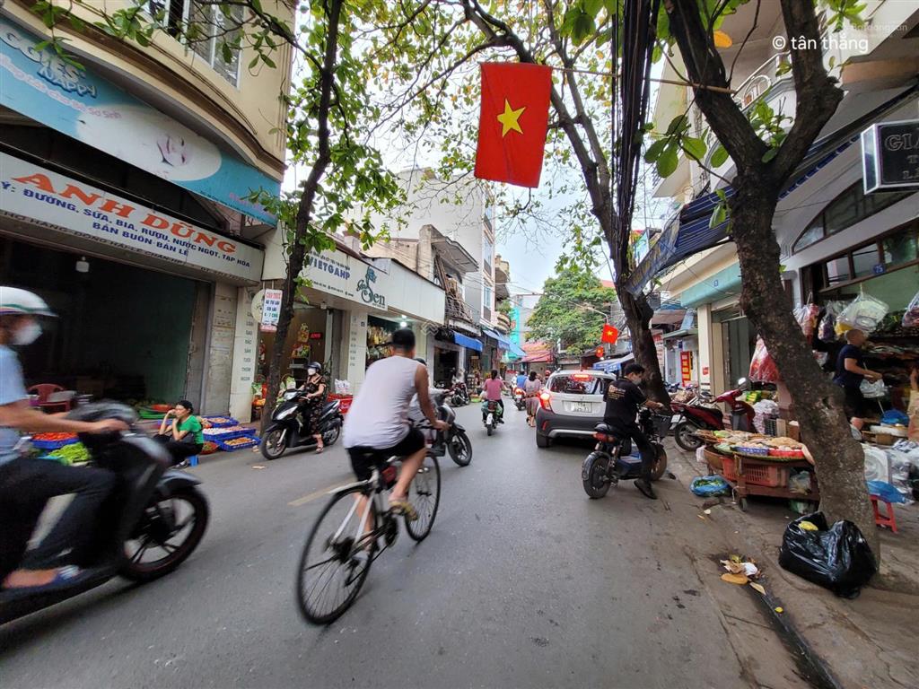 Cần bán căn nhà 2 tầng mặt đường chợ hàng, mỗi tầng hơn 70m2, vị trí đoạn gần chợ, gần bốt tròn