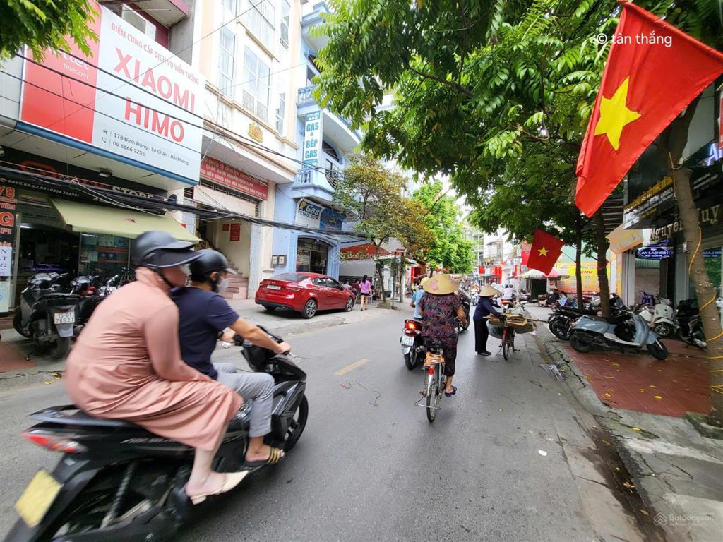 Cần bán căn nhà 2 tầng mặt đường chợ hàng, mỗi tầng hơn 70m2, vị trí đoạn gần chợ, gần bốt tròn