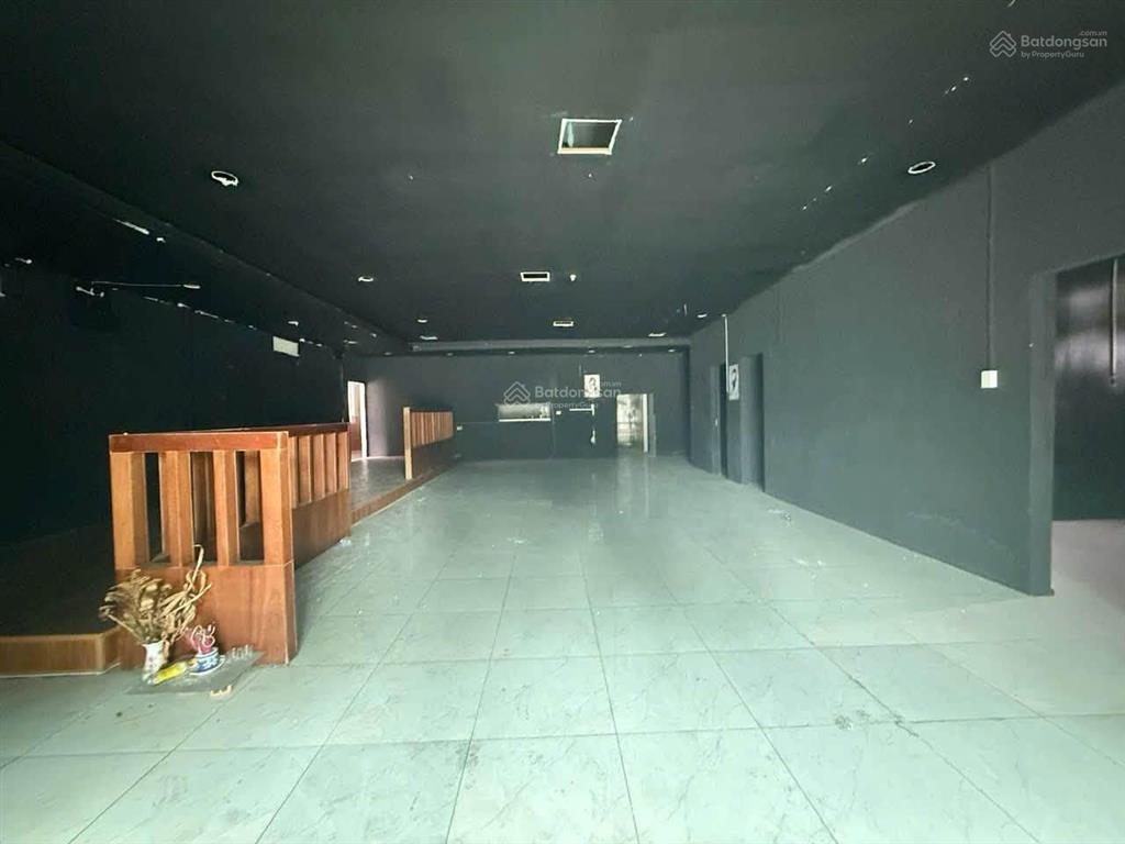 Cần tìm khách thuê mặt bằng vuông vắn gần 300m2 mặt đường phố trung tâm hải phòng