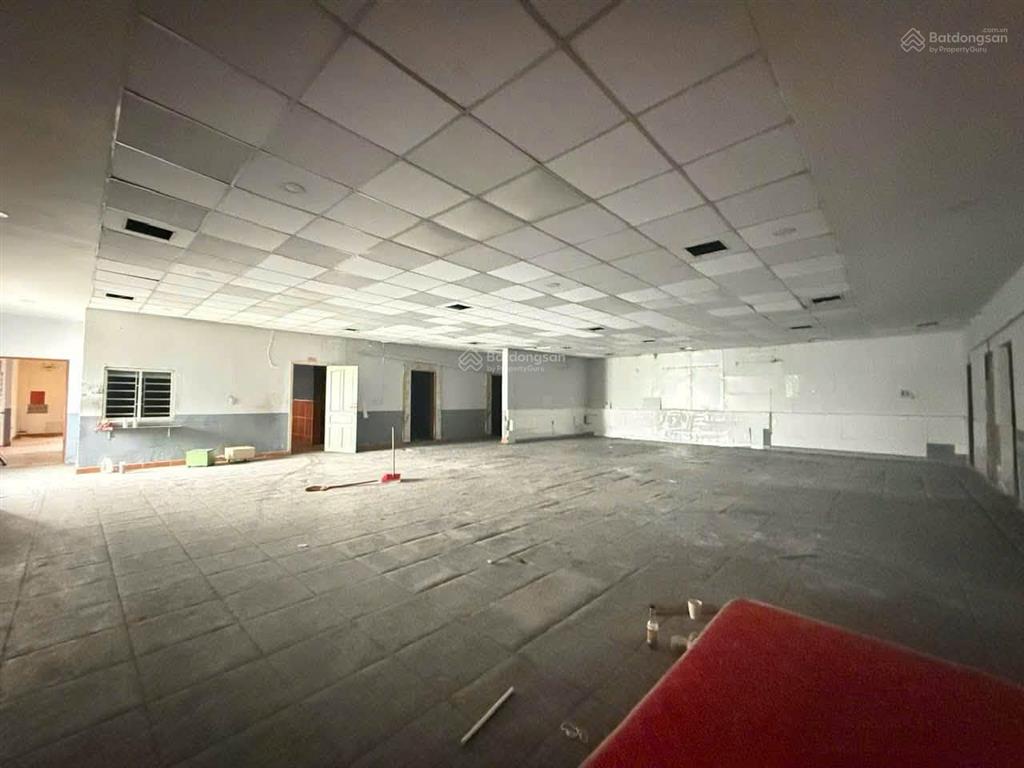 Cần tìm khách thuê mặt bằng vuông vắn gần 300m2 mặt đường phố trung tâm hải phòng