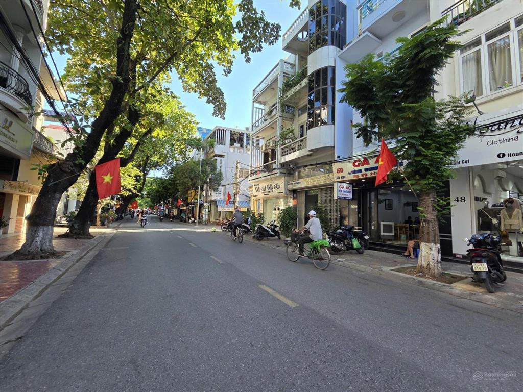 Chưa tới 11 tỷ mà được sở hữu căn nhà ngang hơn 6m mặt đường phố cát cụt