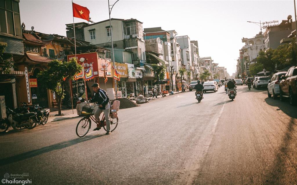 Bán căn nhà mặt tiền 2 tầng một mặt giáp ngõ đoạn giữa đường lê lợi