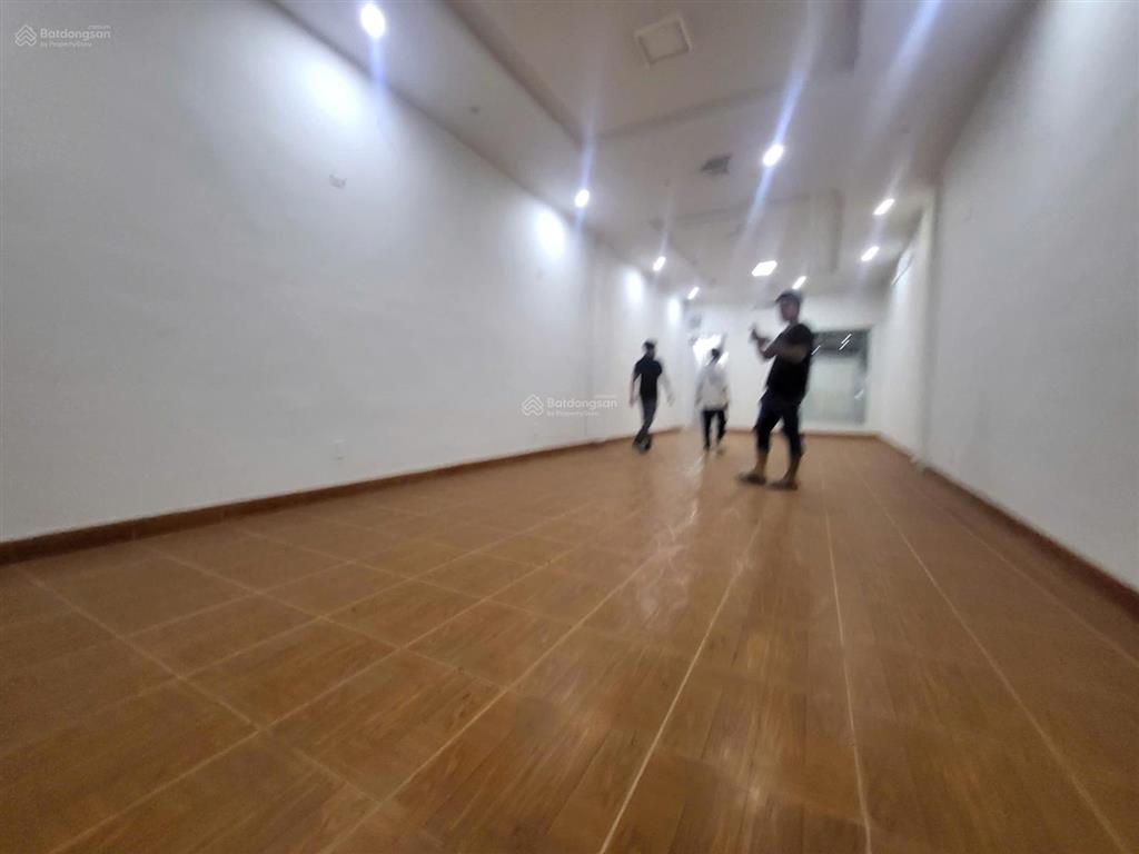 Cần bán căn nhà còn tương đối mới, mặt đường hai bà trưng gần ngã 4 giao với cát cụt