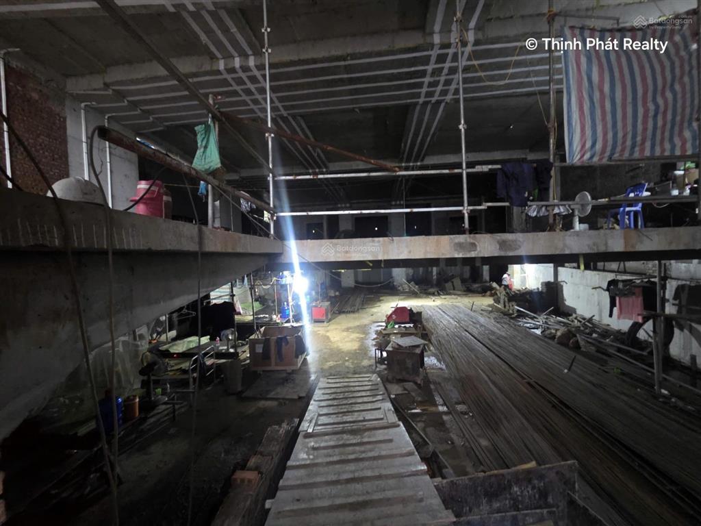 Cho thuê tòa nhà mới xây, diện tích xây dựng hơn 400m2 mỗi sàn, 3 thang máy mặt đường hồ sen