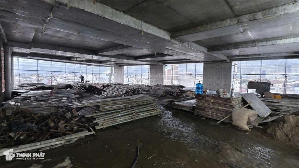Cho thuê tòa nhà mới xây, diện tích xây dựng hơn 400m2 mỗi sàn, 3 thang máy mặt đường hồ sen