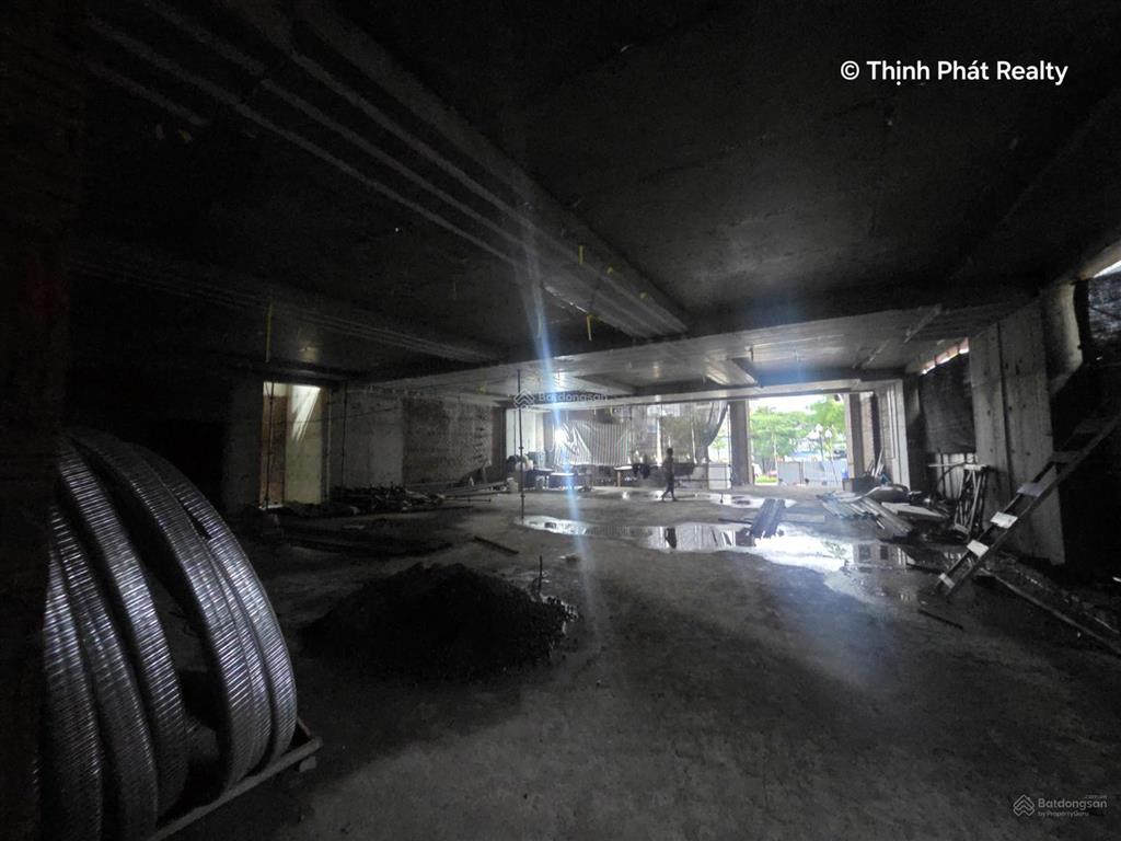 Cho thuê tòa nhà mới xây, diện tích xây dựng hơn 400m2 mỗi sàn, 3 thang máy mặt đường hồ sen