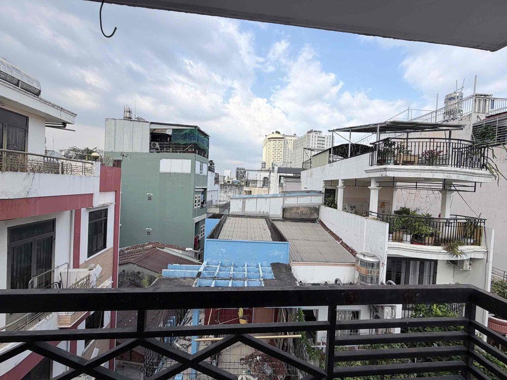 Kí túc xá ban công siêu thoáng Lý Chính Thắng