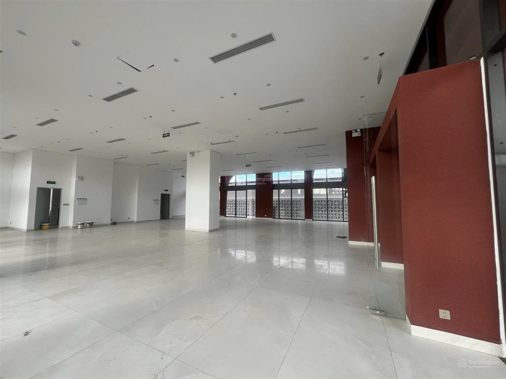 Cho thuê mặt bằng góc 2 mặt tiền ngang 20m đường lớn