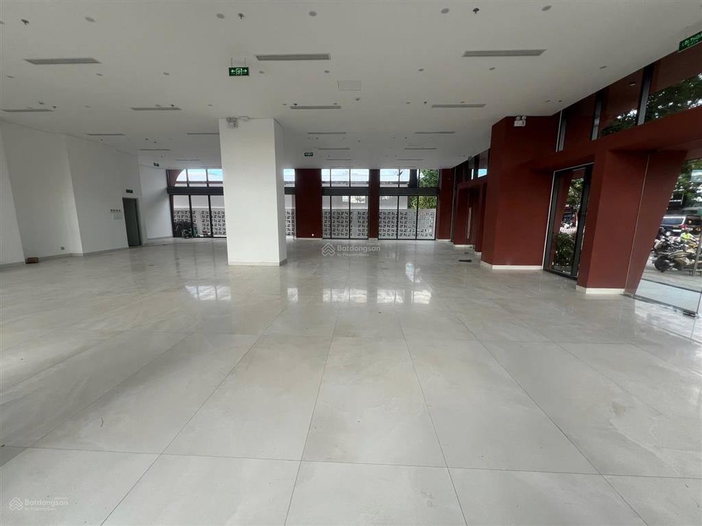 Cho thuê mặt bằng góc 2 mặt tiền ngang 20m đường lớn