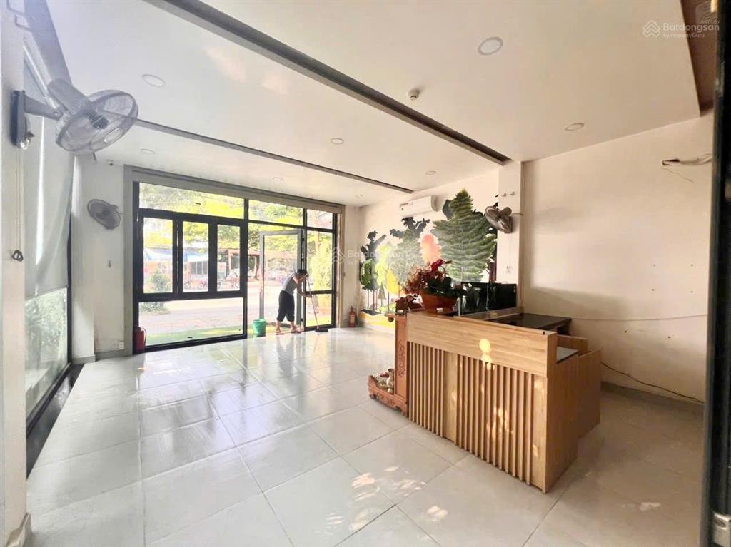 Cho thuê mặt bằng góc 2 mặt tiền vị trí đẹp gần cầu rồng 12tr/tháng